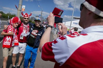 Der er stor forskel på, om arbejdende danskere får lov til at se fodbold torsdag, når Danmark møder Australien i VM. Foto: Liselotte Sabroe/Ritzau Scanpix