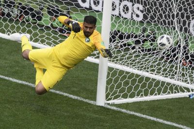 Saudi-Arabiens målmand Abdullah Al-Mayouf får ikke reddet bolden fra Rusland. Saudiaraberne tabte 0-5 til russerne i VM-åbningskampen. Foto: Juan Mabromata/Ritzau Scanpix