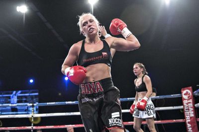 Henning Bagger/arkiv/Ritzau Scanpix. Dina Thorslund, der her ses i forbindelse med sejren over Oksana Romanova i 2016, skal bokse i Struer 25. august.