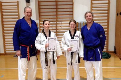 De to nygraduerede piger i Ikast Taekwondoklub ses her sammen med trænerne Kaj Østergaard og Brian Carstensen ?foto: Privat