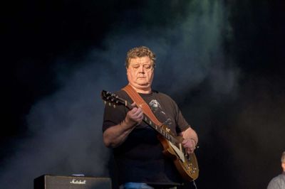 Gert Andersen kan spille guitar - selv efter at mistet fingrene på venstre hånd. Nu hyldes han ...