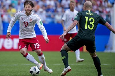 Lasse Schöne i duel med Australiens Aaron Mooy i torsdagens 1-1-kamp ved VM. Foto: Liselotte Sabroe/Ritzau Scanpix