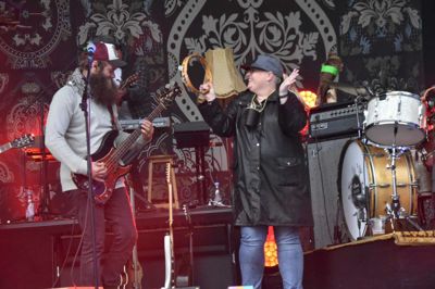Jonah Blacksmith var en af festivalens højdepunkter. Her har bandet hevet Lone Rasmussen fra Ikast på scenen. Hun fik lov til at spille tambourin. De skulle bare vide, hvor godt hun også kan synge ...