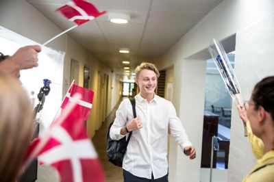 Familie, venner og kæreste dukkede op med flag og blå roser for at fejre Christian Hoff Foldager fra Ikast HHX. ?FOTO: Tom Laursen