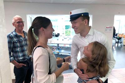 Thomas Østergaard havde et godt alibi for ikke at møde op til byrådsmøde mandag aften. Han blev nemlig student med topkarakter . Her sammenmed sin far, Hans Østergaard og søstrene Sofie Venborg Eriksen og Hailey Ane Hansen ?Foto: Privat