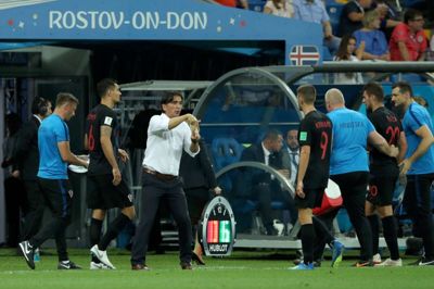 Med en førsteplads i gruppen har Kroatien opfyldt sin første målsætning ved VM. Nu skal der fokuseres på Danmark, siger landstræner Zlatko Dalic, der her ses gestikulere under tirsdagens kamp mod Island. Foto: Albert Gea/Reuters