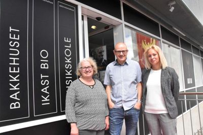 Bjarne Raabjerg omgivet af Bente Busk (t.v.), der går af i midten af august, og den nye koordinator og hans højre hånd i Ikast Bio og Bakkehuset, Mette Petrea Brøndum. ?Foto: Steen Hebsgaard