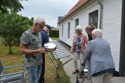 Jørgen Overby med Babel-trommen. Bagved prøver Ebbe Kops kræfter med den nye Harmony. Til høre ses Anna Munk fra Ikast Inner Wheel Klub, ergoterapeut Charlotte Kristensen og Eva Lassen ?foto: Laila Kempel