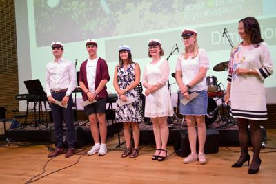 Fra Venstre Mads Kristian Duborg Mikkelsen, Peter Hald Vestergaard, Rosa Mathilde Böttger Gårdhus, Louise Damholt Markusen, Nanna Zacho Frank Mogensen og rektor Marianne Dose Hvid ?Foto: Laila Kempel
