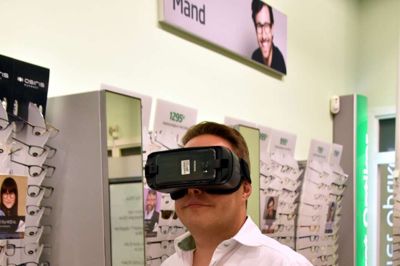 Ja, det er ikke de almindelige briller, Troels Mortensen har på denne dag. Det er butikkens nye VR-Briller. Foran brillerne sidder en telefon, hvor man ved hjælp af en app og brillerne kan starte filmen om øjensygdomme. ?Foto: Anna Østergaard Bjørn