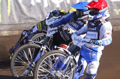 Sportxpress/Ritzau Scanpix. Nicki Pedersen, det danske islæt i speedway-grandprixserien, havde en skidt lørdag aften i svenske Hallstavik. Pedersen, der kører med rød hjelmfarve, hentede beskedne tre point i sine fem starter.