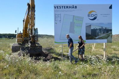 En gravko tager det første lag, og direktør fra Klimahuse Carsten Jeppesen tog sammen med ejendomsmæger Heidi Toustrup det første spadestik til de foreløbig syv nye klimavenlige boliger på Vesterhåb i Ikast. ?Foto: Laila Kempel