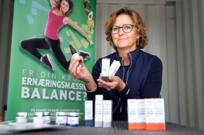 Det er blevet lovligt at købe cannabisolie, så længe det ikke er klassificeret som medicin. Den cannabisolie Susan Lunde sælger fra sin virksomhed er i princippet hudplejeprodukter, og dermed er det lovligt. Hun er glad for at kunne give et alternativ til de, der gerne vil prøve cannabisolie, men hvor lægerne ikke vil udskrive det. Desuden er der også en væsentlig prisforskel. De cannabisprodukter, få læger vil udskrive, koster omkring 800 kroner, mens en lille flaske af Susan Lundes hudpleje koster fra 350 kroner. ?FOTO: TOM LAURSEN
