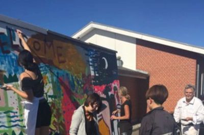 De internationale kunstnere kastede sig straks ud i et velkomst-maleri, da de kom til Gludsted.
