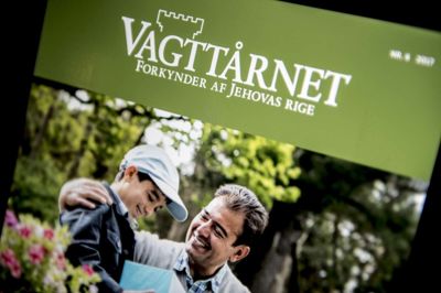 Mads Claus Rasmussen/arkiv/Ritzau Scanpix. Jehovas Vidner deler blandt andet medlemsbladet Vagttårnet ud, når der skal forkyndes. EU-Domstolen slår fast, at noter fra Jehovas Vidners dør til dør-besøg skal behandles som persondata under EU's regler for databeskyttelse.