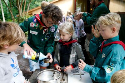 Dagens ret var karrysuppe og trods en tremmelig simpel opskrift opstod der rundt ved bordene en del snak om, hvordan man skulle gribe sagen an. ?Foto: Flemming Hansen