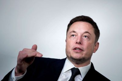 Brendan Smialowski/Ritzau Scanpix. Elon Musk har rettet et usædvanligt angreb mod en britisk dykker, der var med til at redde et fodboldhold ud af thailandsk grotte. Musk kalder den britiske dykker Vernon Unsworth for "pædo".
