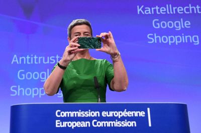 Emmanuel Dunand/arkiv/Ritzau Scanpix. EU's konkurrencekommissær, Margrethe Vestager, meldes på vej med rekordbøde til Google for misbrug af dominerende position. Her ses Vestager, da hun sidste år uddelte EU's hidtil største bøde for misbrug af dominans. Dem ramte også Google.