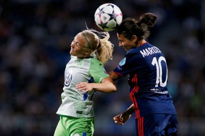 Pernille Harder (til venstre) - her i kamp i Champions League-finalen mellem Wolfsburg og Lyon - er igen nomineret til hæderen som verdens bedste fodboldspiller. Foto: Valentyn Ogirenko/arkiv/Reuters