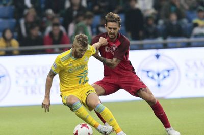 FCM's Kian Hansen kæmper om bolden med Astanas Henrique. FC Astana sejrede 2-1. Sidste mål scoret dybt inde i overtiden. Foto: Ritzau Scanpix