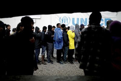 Det lave antal asylansøgere i Danmark skyldes blandt andet, at mange ansøgere bliver stoppet i andre lande, inden de når frem til Danmark, siger Jens Vedsted-Hansen, professor ved Aarhus Universitet. Foto er fra en lejr for migranter og flygtninge på den græske ø Lesbos. Foto: Alkis Konstantinidis/arkiv/Reuters