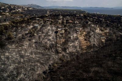 Her ses et luftbillede af byen Mati efter den voldsomme naturbrand tidligere på ugen ikke langt fra Grækenlands hovedstad, Athen. Foto: Savvas Karmaniolas/Ritzau Scanpix