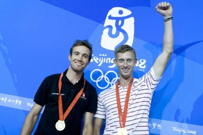 Claus Bech/Ritzau Scanpix. Jonas Warrer (til venstre) vandt OL-guld i 49er for ti år siden i Beijing sammen med Martin Kirketerp. 39-årige Warrer deltager de næste dage ved VM i Aarhus sammen med sin nye makker Jakob Precht Jensen.