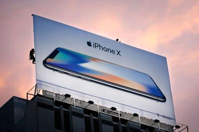Elijah Nouvelage/arkiv/Ritzau Scanpix. Apple solgte i sit seneste kvartal over 41 millioner iPhones, og de dyreste modeller var de mest populære. Her ses et reklameskilt for topmodellen iPhone X.