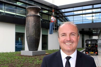 Mascot-direktør Michael Grosbøl var lykkelig for den gigantiske stentøjskrukke, der blev hejst på plads af en stor kran. Foto: Adam Haff