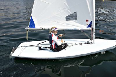 Henning Bagger/Ritzau Scanpix. Anne-Marie Rindom åbnede VM med en fjerdeplads efterfulgt af en tredjeplads i de to første sejladser i Laser Radial i Aarhus.
