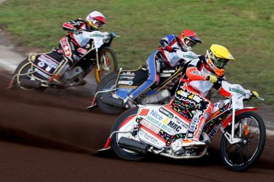 Sportxpress/Ritzau Scanpix. Niels-Kristian Iversen (gul hjelmfarve) vandt den individuelle DM-titel i speedway lørdag aften for syvende gang i træk, da der blev kørt i Esbjerg.