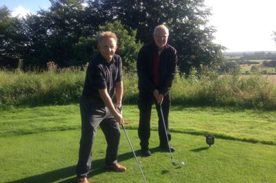 Golfklubbens formand John Kristensen (forrest) og turneringsleder Jørn Klok på vej til at trille med kuglerne.?Foto: Privatfoto