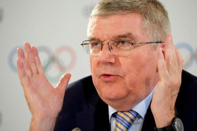 Denis Balibouse/Reuters. Thomas Bach var søndag rundt for at tale med VM-sejlere i Aarhus, og det blev også til en tur på vandet for IOC-præsidenten.