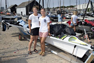 Henning Bagger/Ritzau Scanpix. Ida Marie Baad og Marie Thusgaard var på andet ved VM i sejlsport i Aarhus mandag trods mangel på vind.