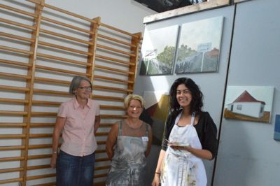 Ingeborg Brandt og Jane Henneberg i selskab med en af årets kunstnere ved The Internationale Art Workshop, nemlig den japansk-brasilianske Diana Lancas, der blandt andet lod sig inspirerede af byskiltene ved Gludsted. ?Foto: Flemming Thulstrup