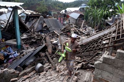 Her ses ødelæggelser på det vestlige Lombok, hvor jordskælvet ramte søndag. Foto: Antara Foto Agency/Reuters