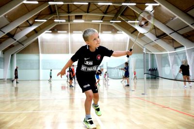 Axel »Poulsen« lægger køligt og koncentreret en baghånd over nettet. Sportscenter Ikast vrimlede torsdag med unge badmintonspillere, der fik en introduktion til badmintonsporten og måske endda en ny ven eller to oveni.?Foto: Henrik Ole Jensen