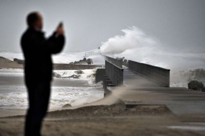 En storm ved navn Johanne vil ramme Danmark natten til fredag. I 2013 kom stormen Bodil ind over Danmark, og billedet er fra, da Bodil ramte Nr. Vorupør syd for Hanstholm. Foto: Henning Bagger/Ritzau Scanpix