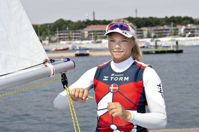 Henning Bagger/Ritzau Scanpix. Anne-Marie Rindom så ud til at have forpasset sine chance for at vinde en medalje i Aarhus, men nu har hun fået en ekstra chance, efter at amerikansk konkurrent har trukket sig fra niende sejlads.