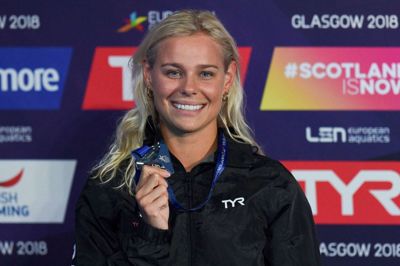 Oli Scarff/Ritzau Scanpix. Den danske svømmer vandt ved det nu overståede EM i svømning bronze i 4x100 meter fri, sølv i 50 meter fri og sølv i holdkap. Her ses hun med sin sølvmedalje i 50 meter fri.