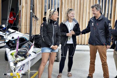 Henning Bagger/Ritzau Scanpix. Jena Mai Hansen (til venstre) og Katja Salskov-Iversen (i midten) blev nummer fem ved VM i Aarhus i 49erFX. Før lørdagens medalrace fik de sig en snak med kronprins Frederik, der var forbi for at uddele medaljer i Aarhus.