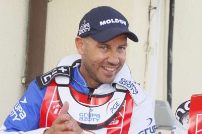 Sportxpress/arkiv/Ritzau Scanpix. Nicki Pedersen (til venstre) sigter efter en plads i top-8, da det udløser en billet til næste års VM-serie. Sejren lørdag sendte ham tættere på det mål.
