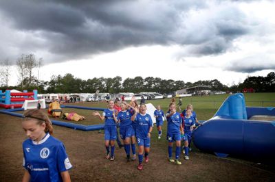 XL Bording Cup 2018 med 180 hold, var igang med spillet på alle baner, da lyn og torden stoppede spillet og alle blev kaldt ind i Bording Hallen. De sidste drenge der var strandet i slikboden, måtte løbe gennem en kæmpe haglbyge for at komme i sikkerhed. Efter en halv time kunne spillet genoptages og folkebladet fulgte lokalopgøret mellem Bording IF og Vildbjerg SF.
Foto: Flemming Hansen