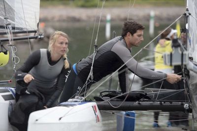 Bo Amstrup/Ritzau Scanpix. Lin Ea Cenholt og Christian Peter Lubeck lå på vandet i en time, før søndagens medalrace blev aflyst. Derfor frøs de, da de kom i land og måtte konstatere, at manglende blæst havde spoleret dem medaljedrømmen.