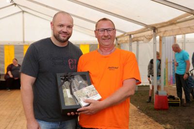 Anders Lindbjerg, th, fik prisen som Årets Isenvadborger overrakt at formanden for Lokalrådet, Patrick Kirk Lork-Halvorsen. ?Foto: Jens Anton Nordestgaard