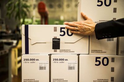ólafur Steinar Gestsson/Ritzau Scanpix. Engang i fremtiden vil Nationalbanken ikke længere trykke 50-kronesedler som disse. Men det kræver, at der er andre lige så tilgængelig betalingsmetoder på plads, mener økonom.