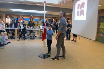 Traditionen blev bevaret, men på grund af regnen foregik flaghejjsningen mandag indendøre, hvor en ny elev hjalp skoleleder Bo Holm Nielsen med at hejse flaget.
