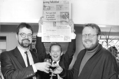 Billedet er ikonisk. Det er fra receptionen, hvor Steen Hebsgaard siger farvel og byder Kim Kristensen velkommen på Herning Folkeblad tilbage i 1993. I midten ses nu afdøde journalist Per Schou, der var ansat på redaktionen. Foto: Ole Lauritsen