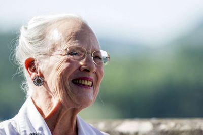 Fred Lancelot/Ritzau Scanpix. Dronning Margrethe holder pressemøde torsdag på Château de Cayx i Sydvestfrankrig torsdag. Her taler hun for første gang offentligt om det at blive enke og om tiden efter prins Henriks død.
