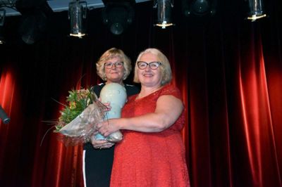 Sidste års vinder af Kulturprisen Focus Ikast-Brande blev tidligere leder af Bakkehuset i Ikast Bente Busk (th.). Her står hun sammen med formand for kulturpris-komiteen Helle Mathiasen (V). Foto: Privatfoto